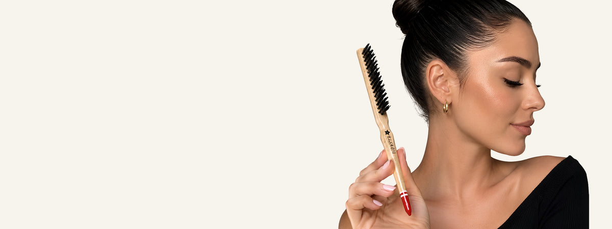 Elsa Professional 0.31T topuz fırçası ile sleek bun yapan kadın