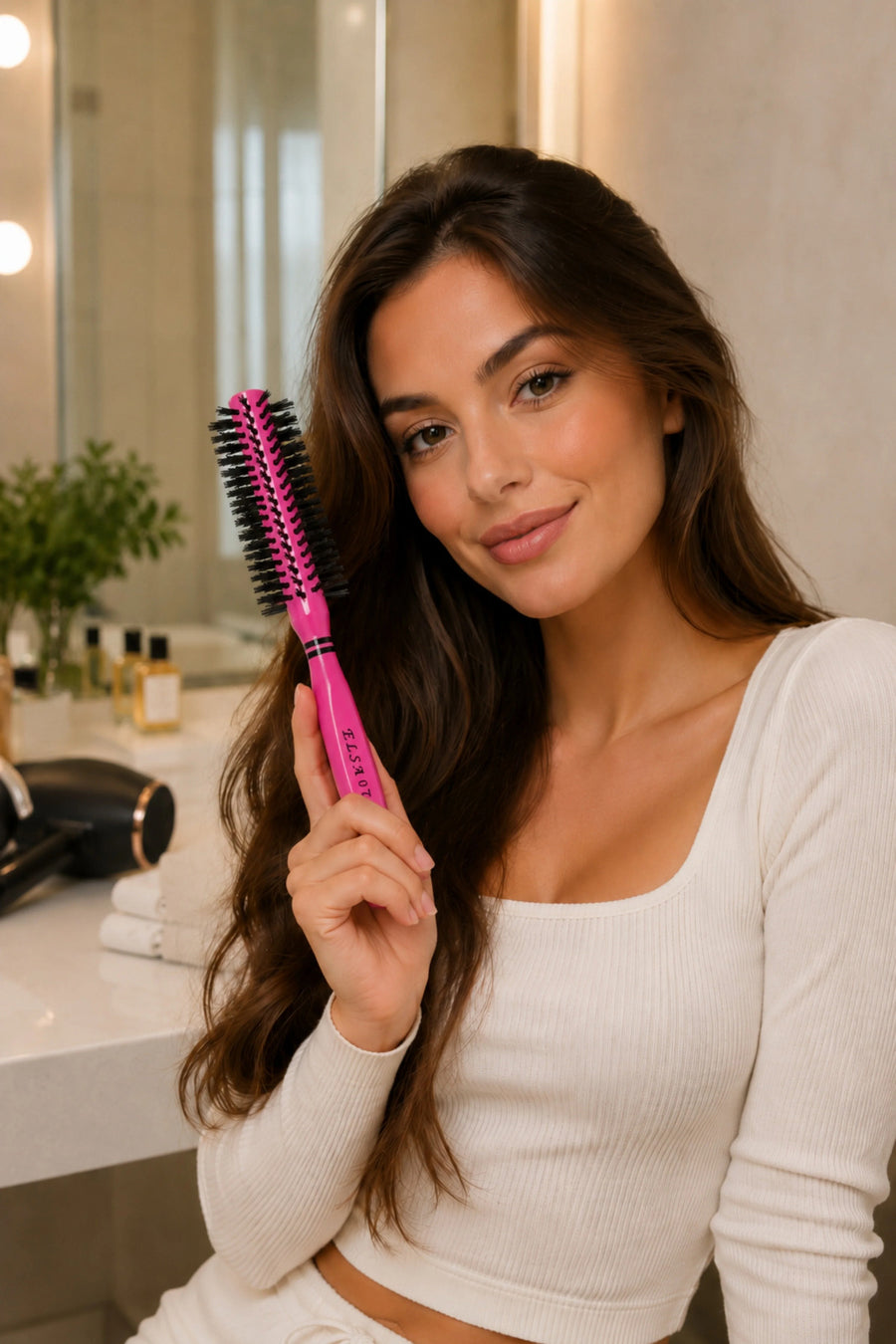 Elsa Professional 07 pembe 37 mm fön fırçası elde kullanım görünümü
